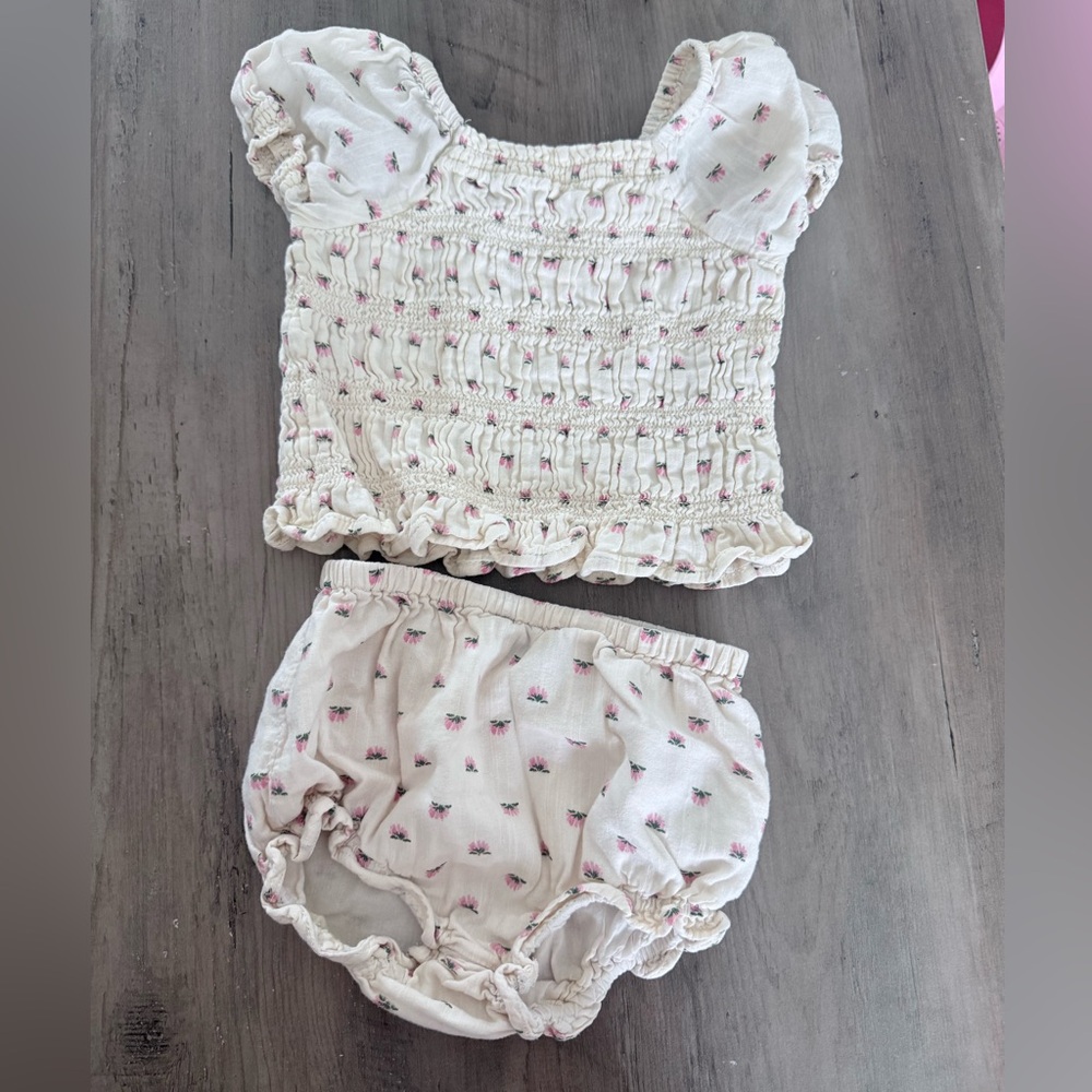 Old Navy Cream and Pink Kids Outfit 12-18m